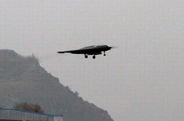 中国“利剑”隐身无人攻击机成功首飞