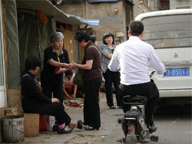 实拍：中国人民赚取人民币的瞬间(组图)