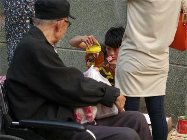实拍：中国人民赚取人民币的瞬间(组图)【2】