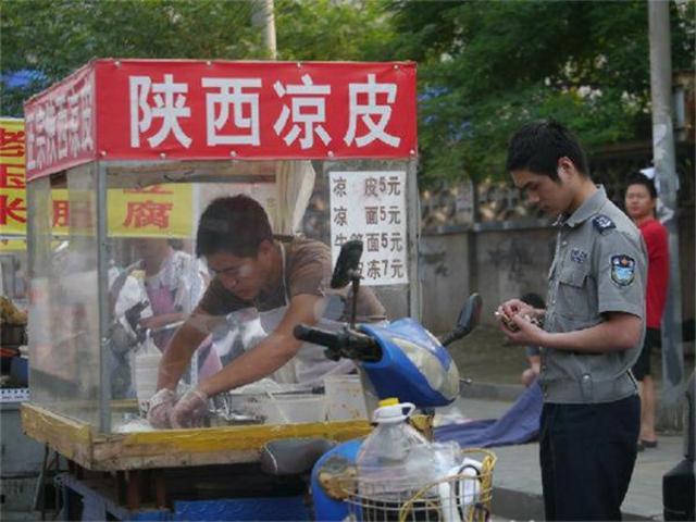 实拍：中国人民赚取人民币的瞬间(组图)【4】