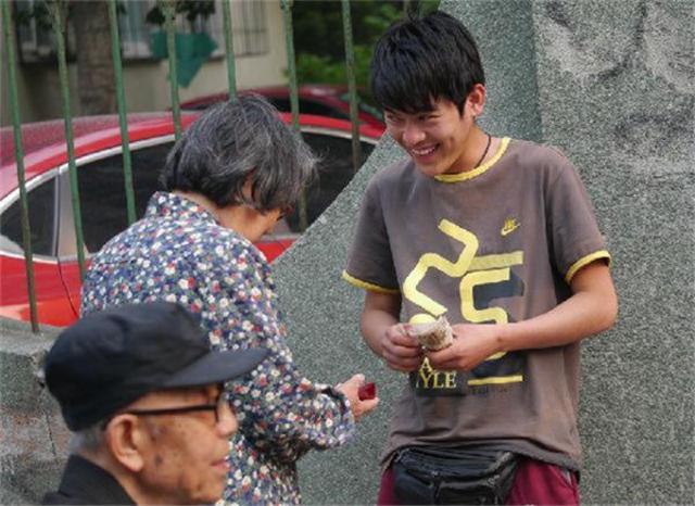 实拍：中国人民赚取人民币的瞬间(组图)【5】