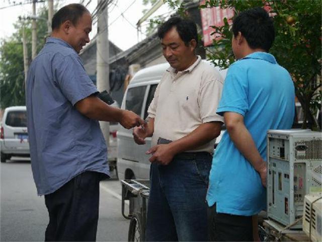 实拍：中国人民赚取人民币的瞬间(组图)【6】