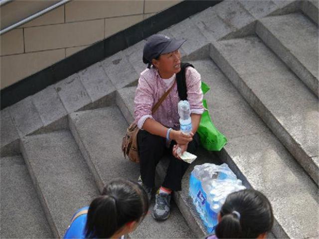实拍：中国人民赚取人民币的瞬间(组图)【9】