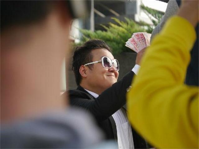 实拍：中国人民赚取人民币的瞬间(组图)【11】