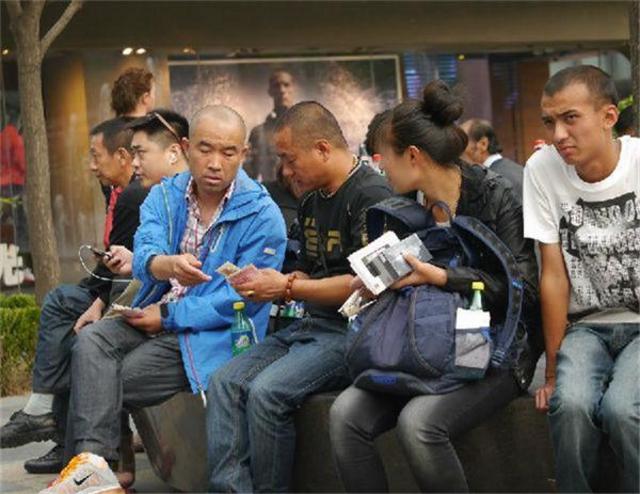 实拍：中国人民赚取人民币的瞬间(组图)【10】