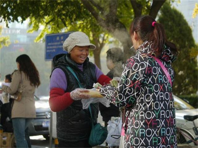 实拍：中国人民赚取人民币的瞬间(组图)【13】