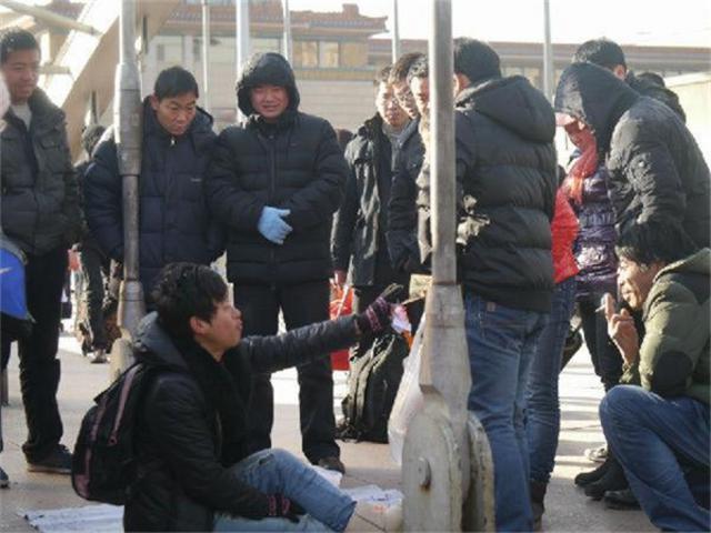 实拍：中国人民赚取人民币的瞬间(组图)【15】