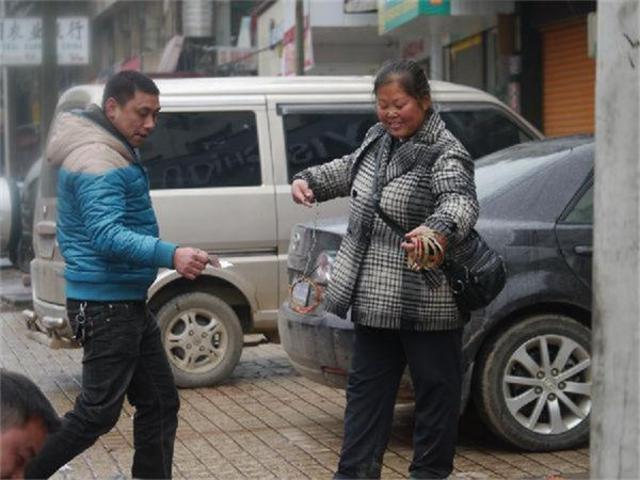 实拍：中国人民赚取人民币的瞬间(组图)【17】