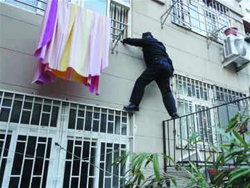 变身“蜘蛛侠”民警爬楼施救