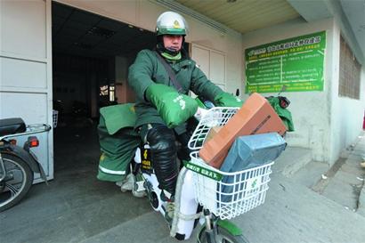 邮政投递员1天工作14小时 吃喝全在路上