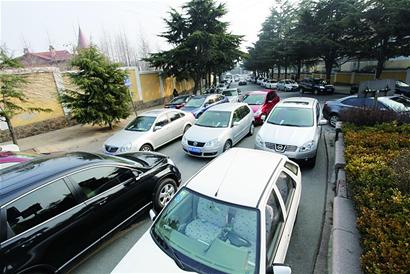 青岛每天百余人打110求挪车 开放小区最多