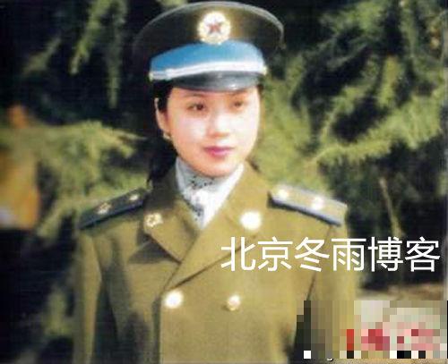 闫妮出道前青涩军装照曝光