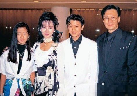近日 有网友在微博曝出一张拉姑、谢贤、谢霆锋、谢婷婷一家四口的旧照