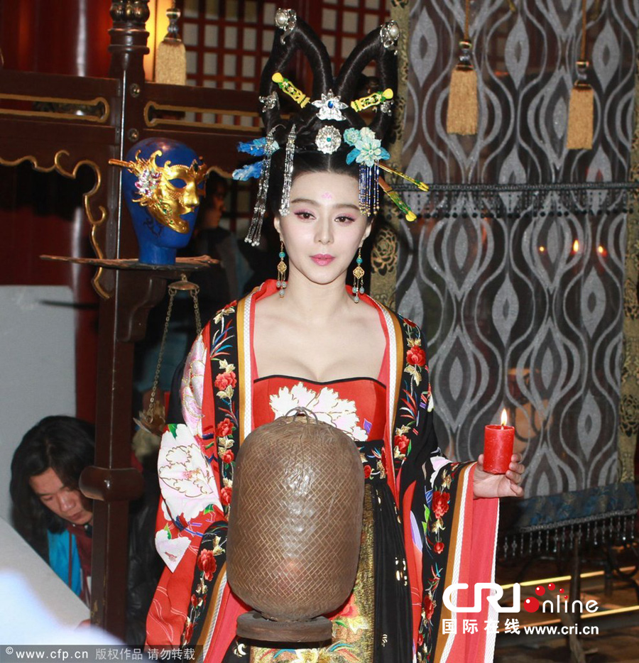 范冰冰获专人伺候脱衣显霸气 胸前双峰呼之欲出