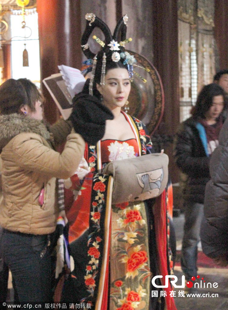 范冰冰获专人伺候脱衣显霸气 胸前双峰呼之欲出