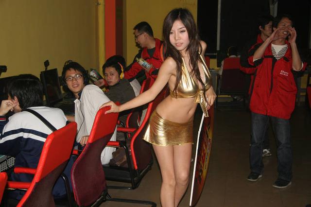 揭秘美女陪玩游戏：付费800有超嗨服务