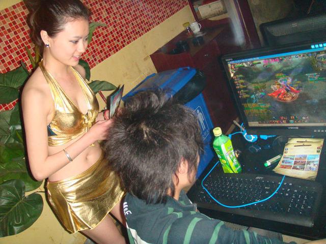揭秘美女陪玩游戏：付费800有超嗨服务