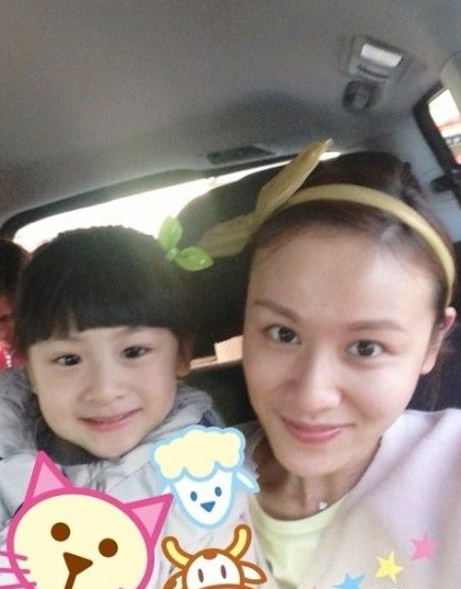 田亮晒Cindy新照 戴男生帽子傻乐萌翻网友