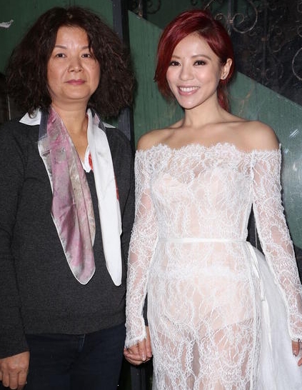 丁当穿水钻裸视礼服 展现瘦身凹凸身材