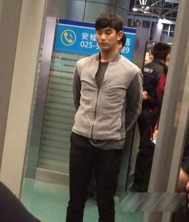 直击金秀贤专机返韩过关 被女边检员摸胸