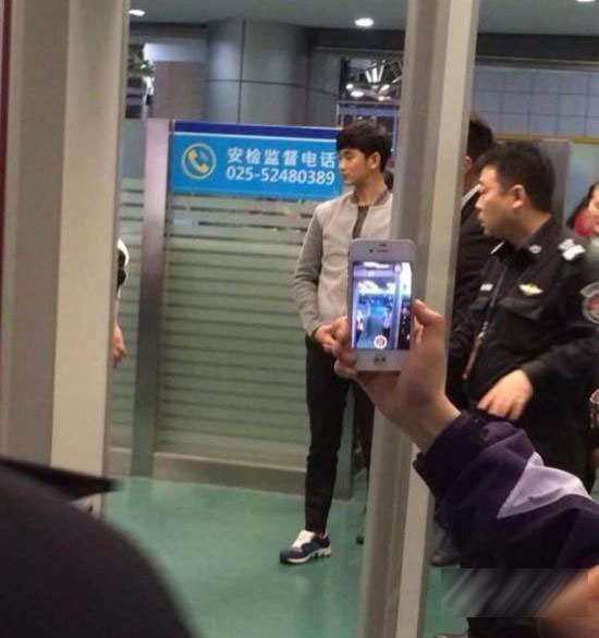 直击金秀贤专机返韩过关 被女边检员摸胸
