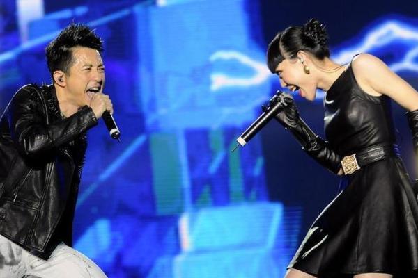 吴莫愁公布恋情认爱哈林 网友直呼大有夫妻相【组图】
