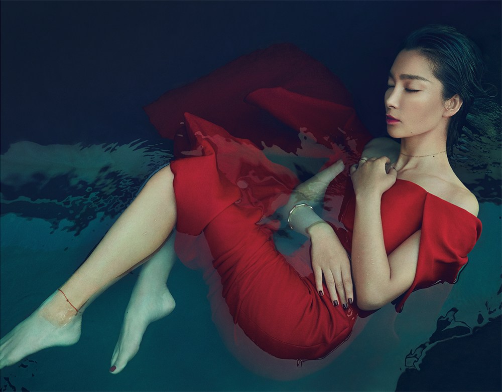 李冰冰首拍水下时尚大片 高难度玩美人鱼诱惑