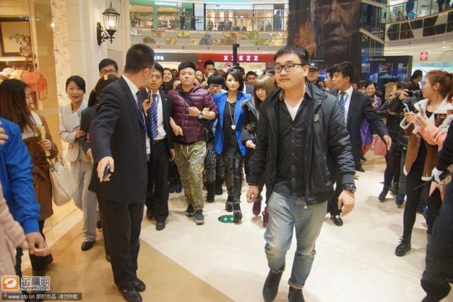 何洁挺大肚子捞金
