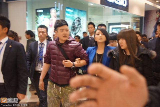 何洁挺大肚子捞金