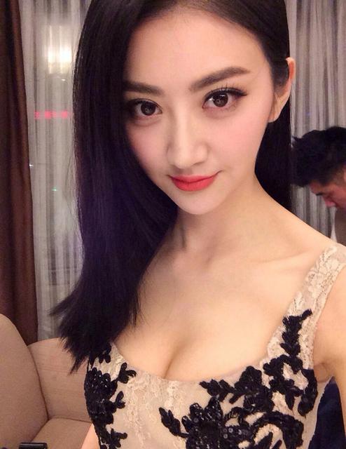 景甜自拍露乳沟身后现神秘男