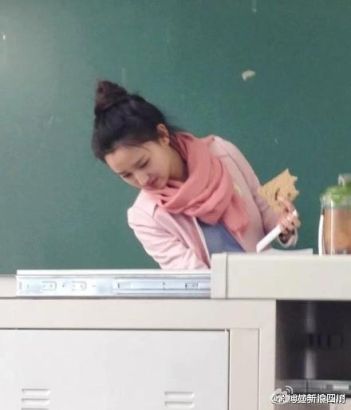 川师美女英语老师爆红 图片来源：微博