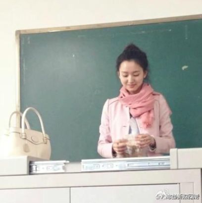 川师美女英语老师爆红 图片来源：微博