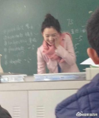 川师美女英语老师爆红 图片来源：微博