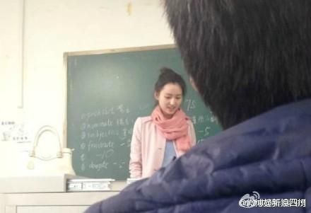 川师美女英语老师爆红 图片来源：微博