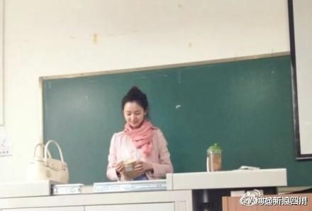 川师美女英语老师爆红 图片来源：微博