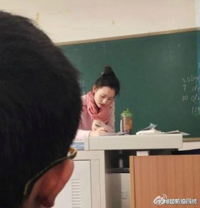 川师美女英语老师爆红 图片来源：微博