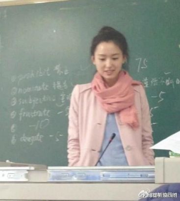 川师美女英语老师爆红 图片来源：微博