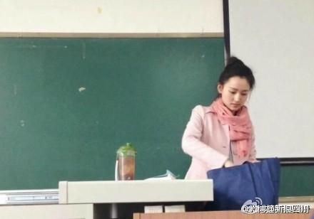 川师美女英语老师爆红 图片来源：微博