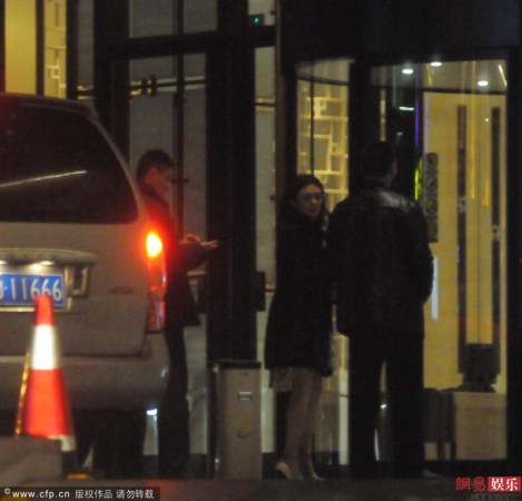 关之琳捞金结束秀美腿 获保镖一路护送