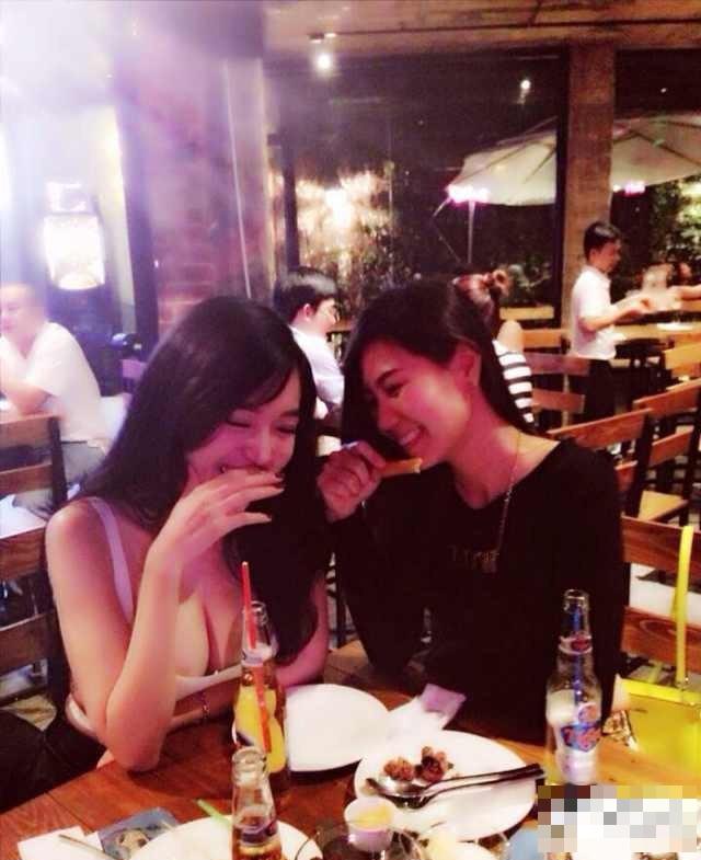 越南网络红人小逸Elly私照曝光大方秀身材