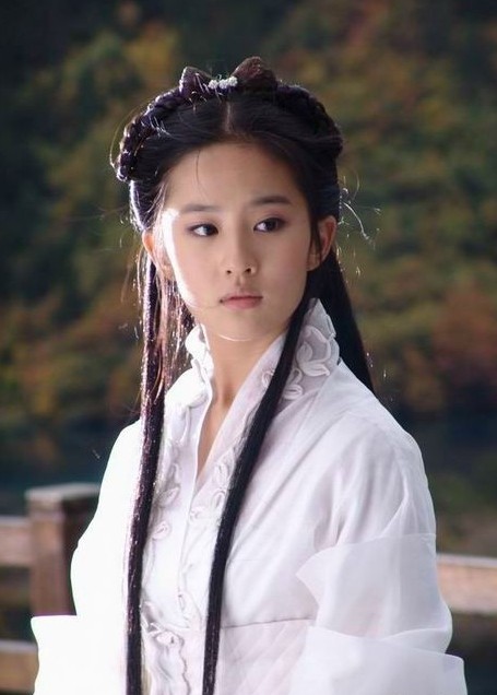 小龙女对比：潘迎紫风情万种 刘亦菲貌美如画