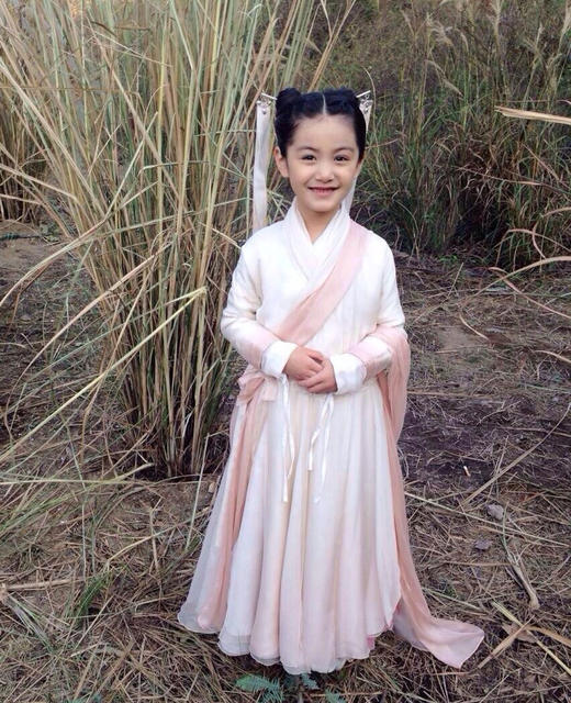 小龙女对比：潘迎紫风情万种 刘亦菲貌美如画