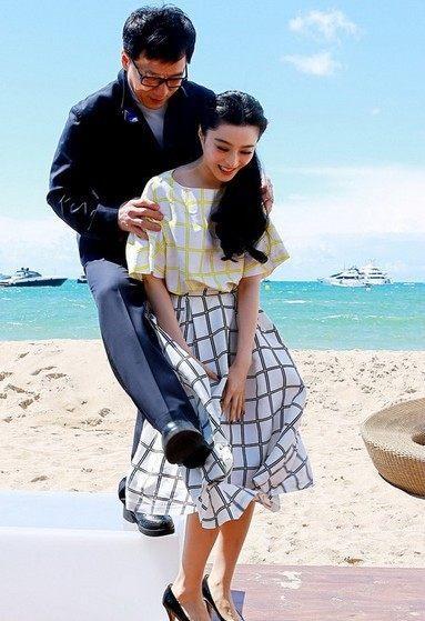 盘点成龙揽入怀中的20位女星