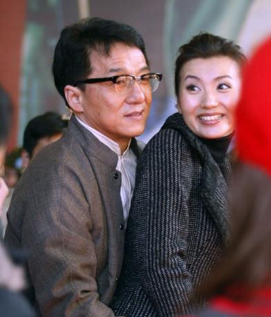 成龙贴完宋祖英贴春妮 成龙与女星亲密照盘点