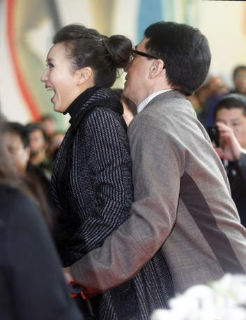 成龙贴完宋祖英贴春妮 成龙与女星亲密照盘点