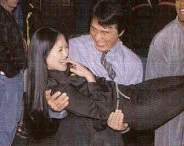 成龙贴完宋祖英贴春妮 成龙与女星亲密照盘点