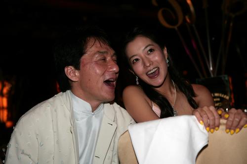 成龙贴完宋祖英贴春妮 成龙与女星亲密照盘点