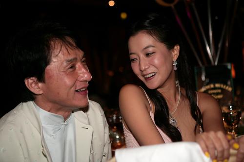 成龙贴完宋祖英贴春妮 成龙与女星亲密照盘点