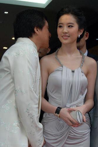 盘点成龙揽入怀中的20位女星