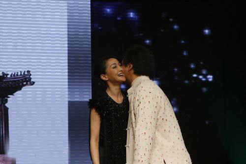 盘点成龙揽入怀中的20位女星